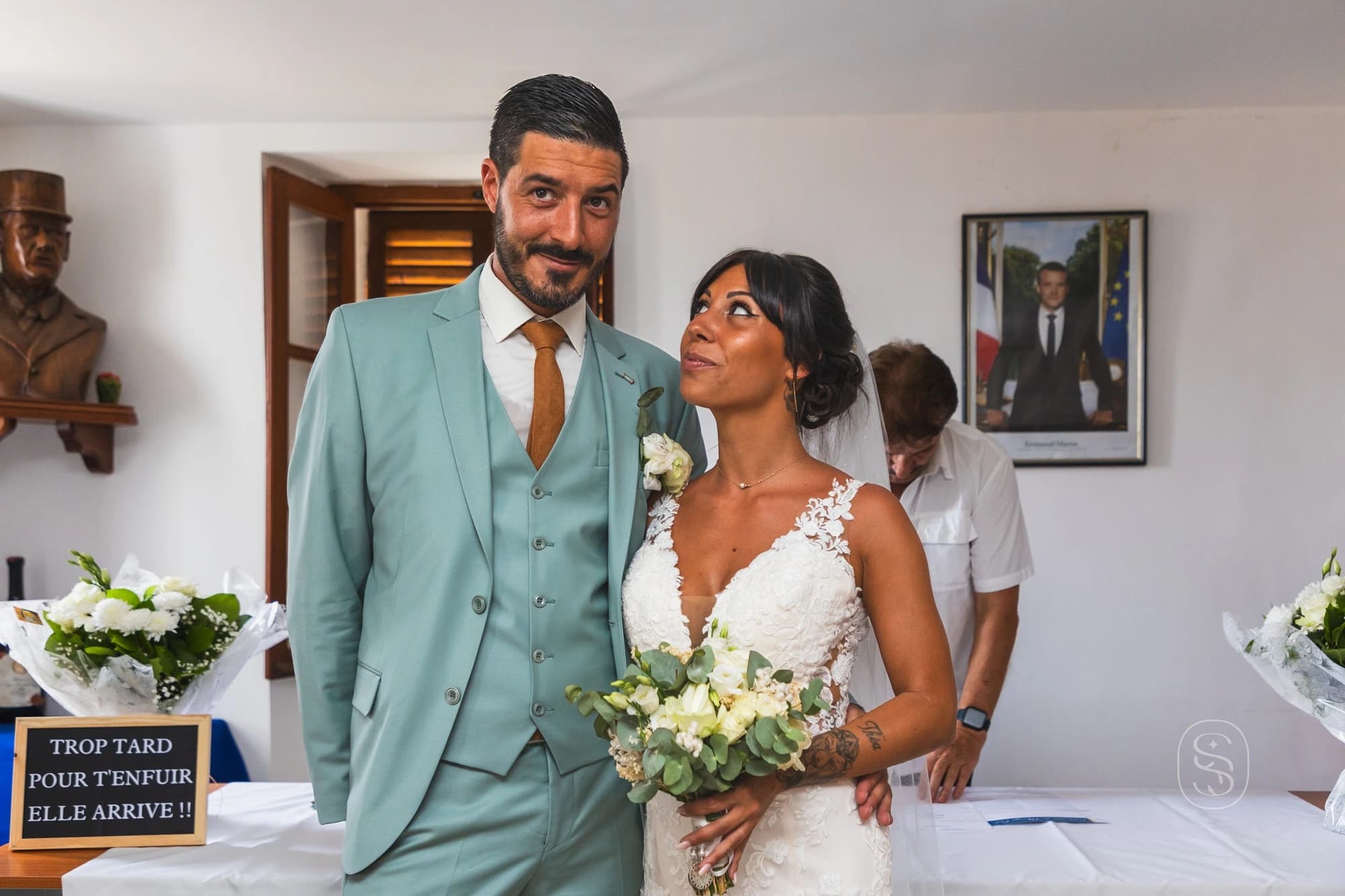 Photographie de mariage naturelle à Talasani, capturant la complicité des mariés dans un cadre authentique corse.