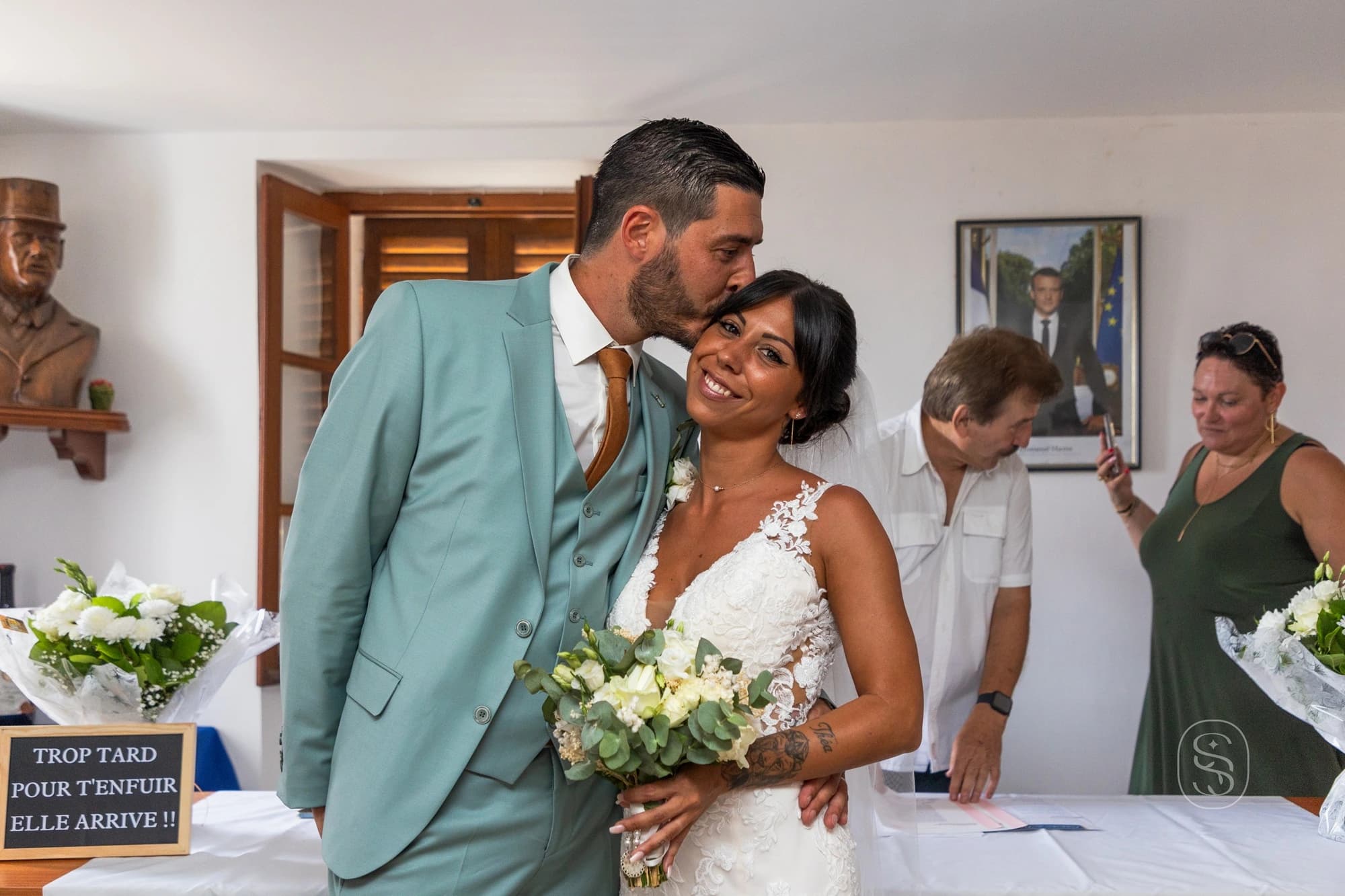 Photo de mariage documentaire lors d'une union civile en Corse, focus sur les détails et l'atmosphère solennelle.