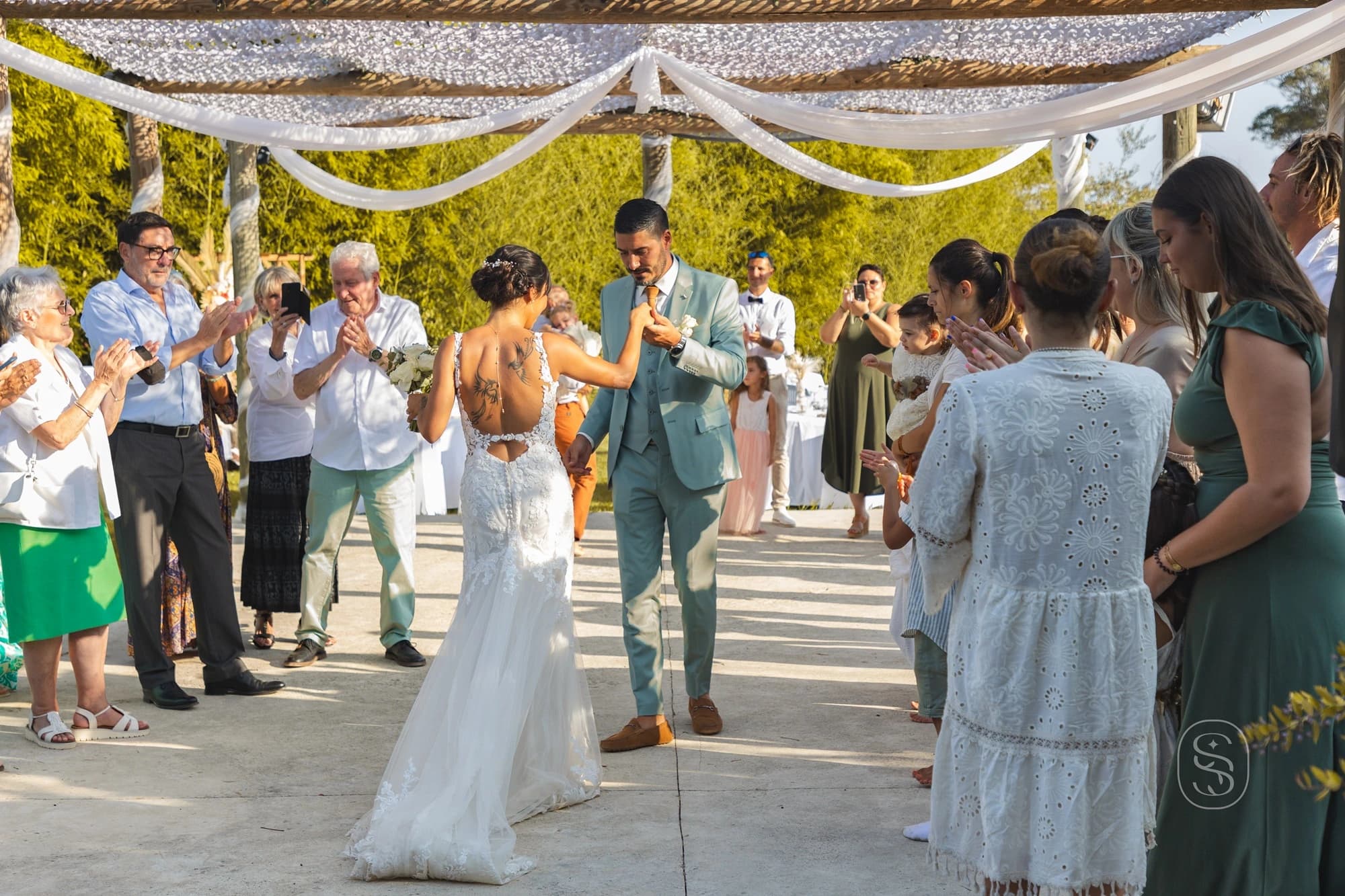 Photographie de réception de mariage en Corse, capturant l'énergie et la joie des invités lors de la célébration nocturne.