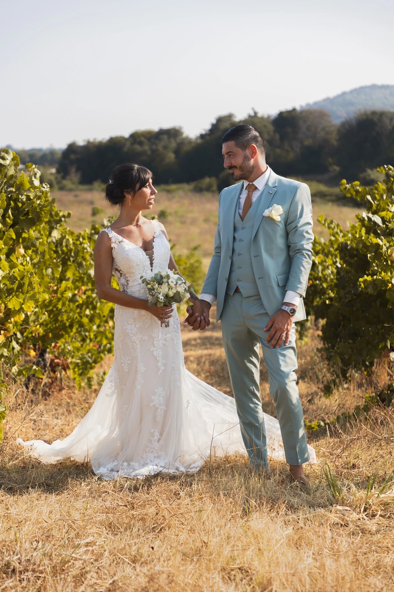 Séance photo de couple dans les vignobles corses, mariage romantique sous la lumière dorée de fin de journée.