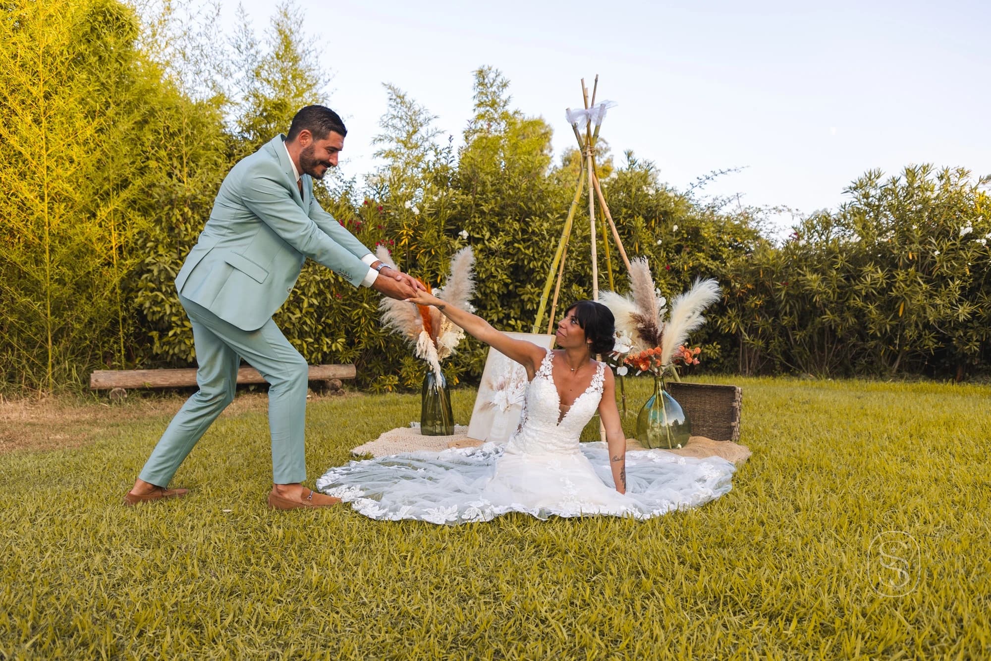Photographie de groupe lors d'un mariage en Corse, réunion de famille et d'amis dans un cadre panoramique.