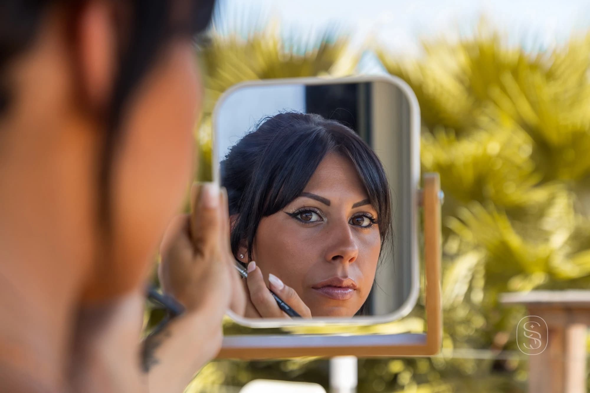 Portrait de la mariée lors de sa mise en beauté, photographie documentaire capturant l'anticipation et la sérénité.