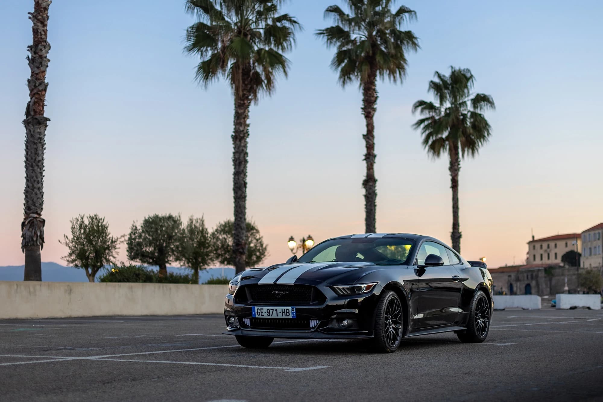 Shooting photo automobile d'une Ford Mustang sur les routes de Corse, vue de profil mettant en avant les lignes sportives.