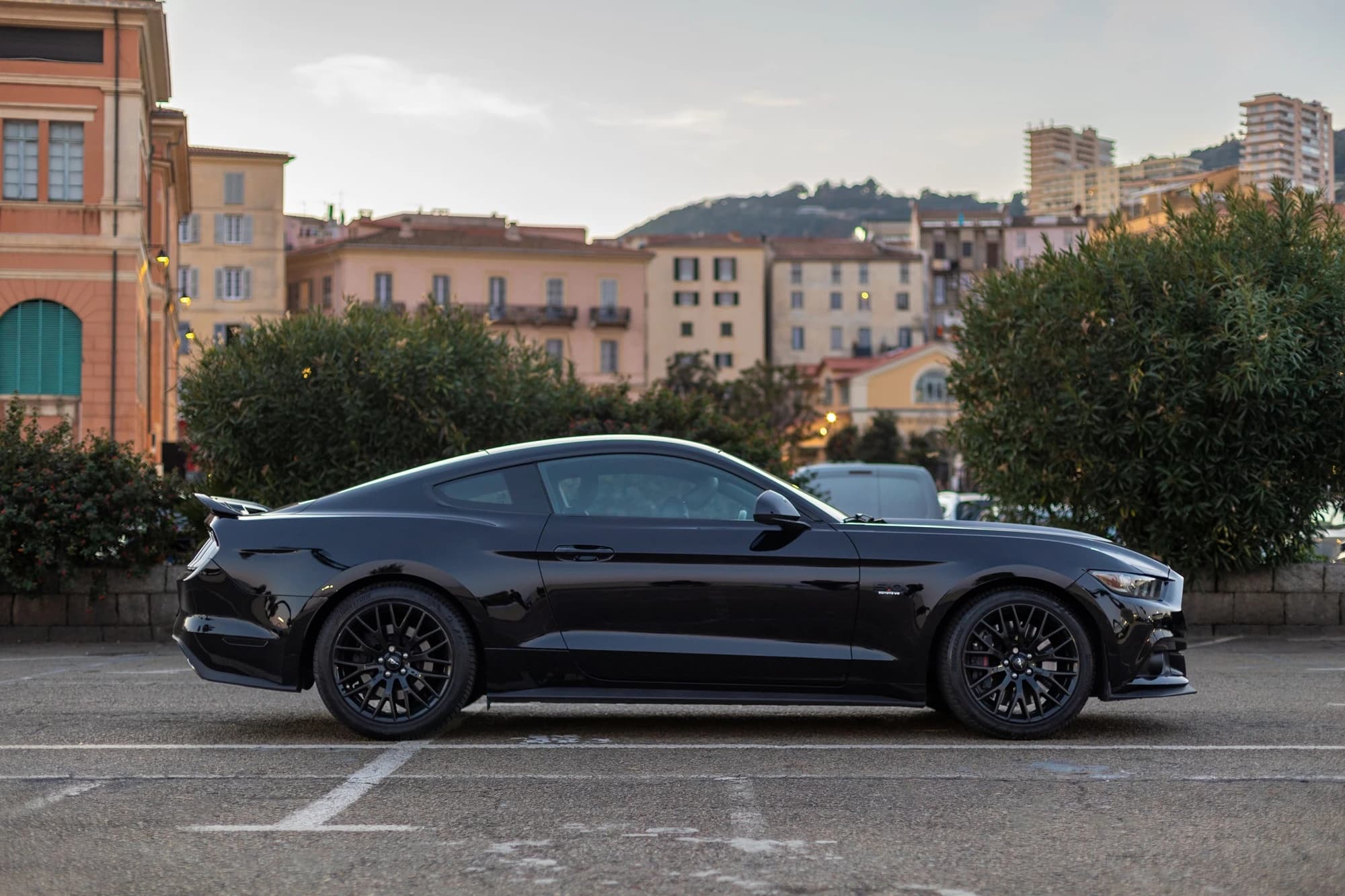 Gros plan sur la calandre iconique d'une Mustang, photographie publicitaire automobile réalisée en Corse.