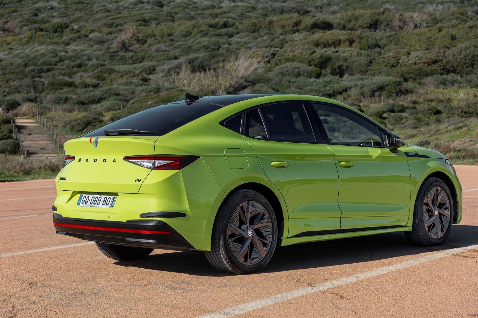 Valorisation du design extérieur d'un véhicule Skoda, photographie corporate automobile sous la lumière de Corse.