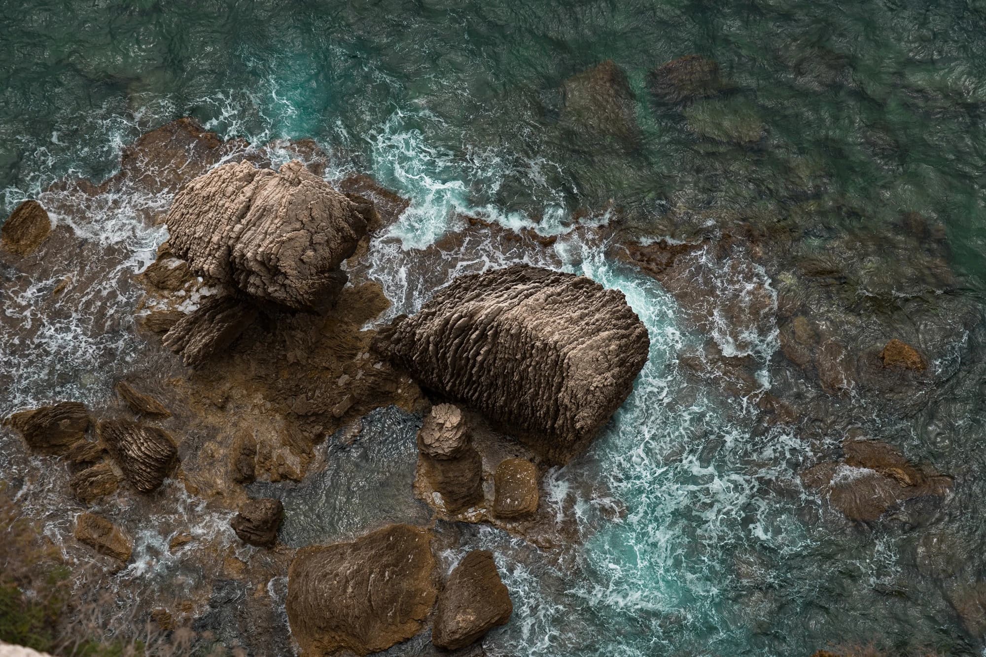 Vue aérienne par drone des falaises de calcaire de Bonifacio en Corse du Sud, paysage spectaculaire et mer turquoise.