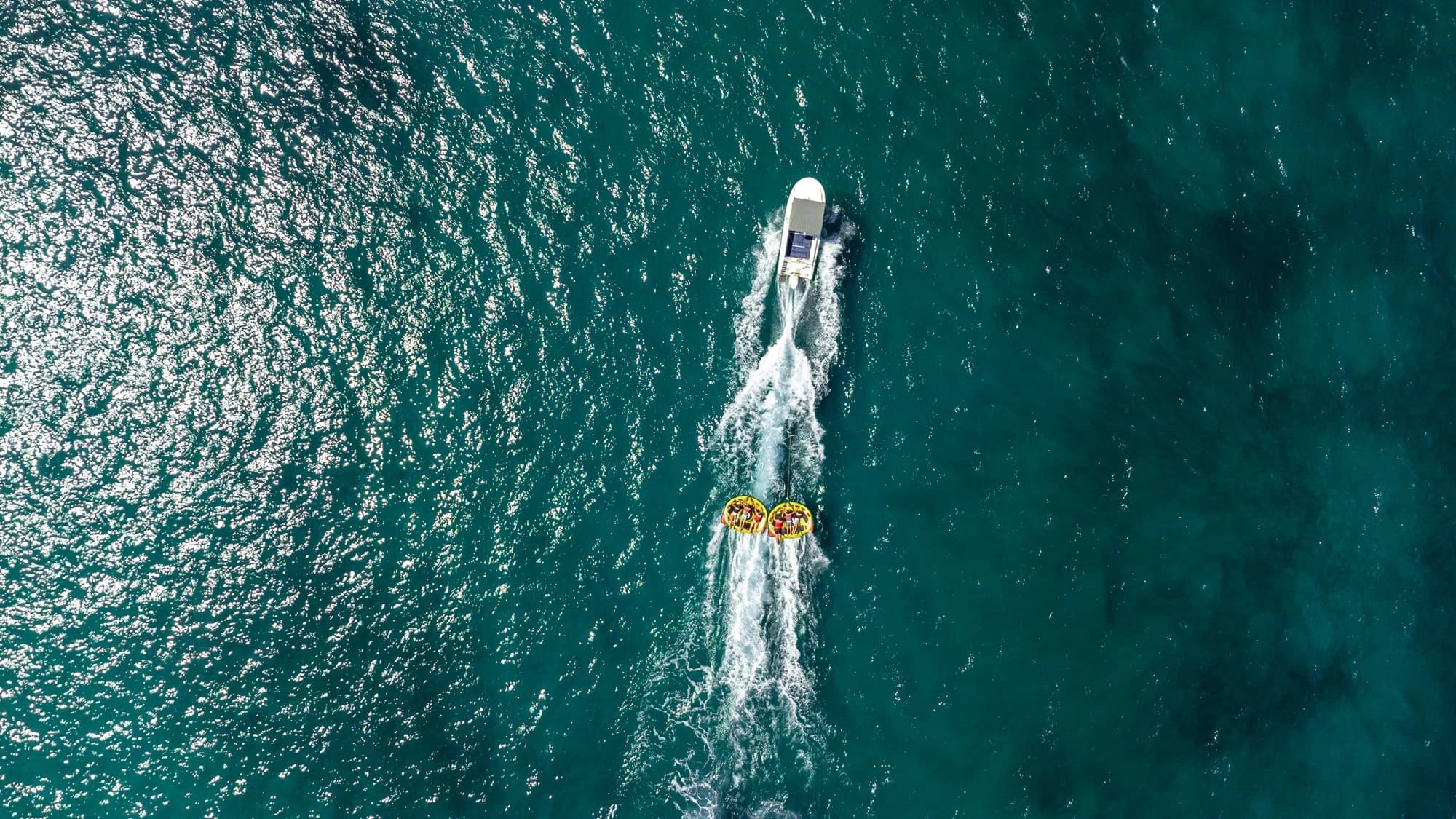 Photographie par drone du Golfe de Saint-Florent, capture des dégradés de bleu de la mer Méditerranée.