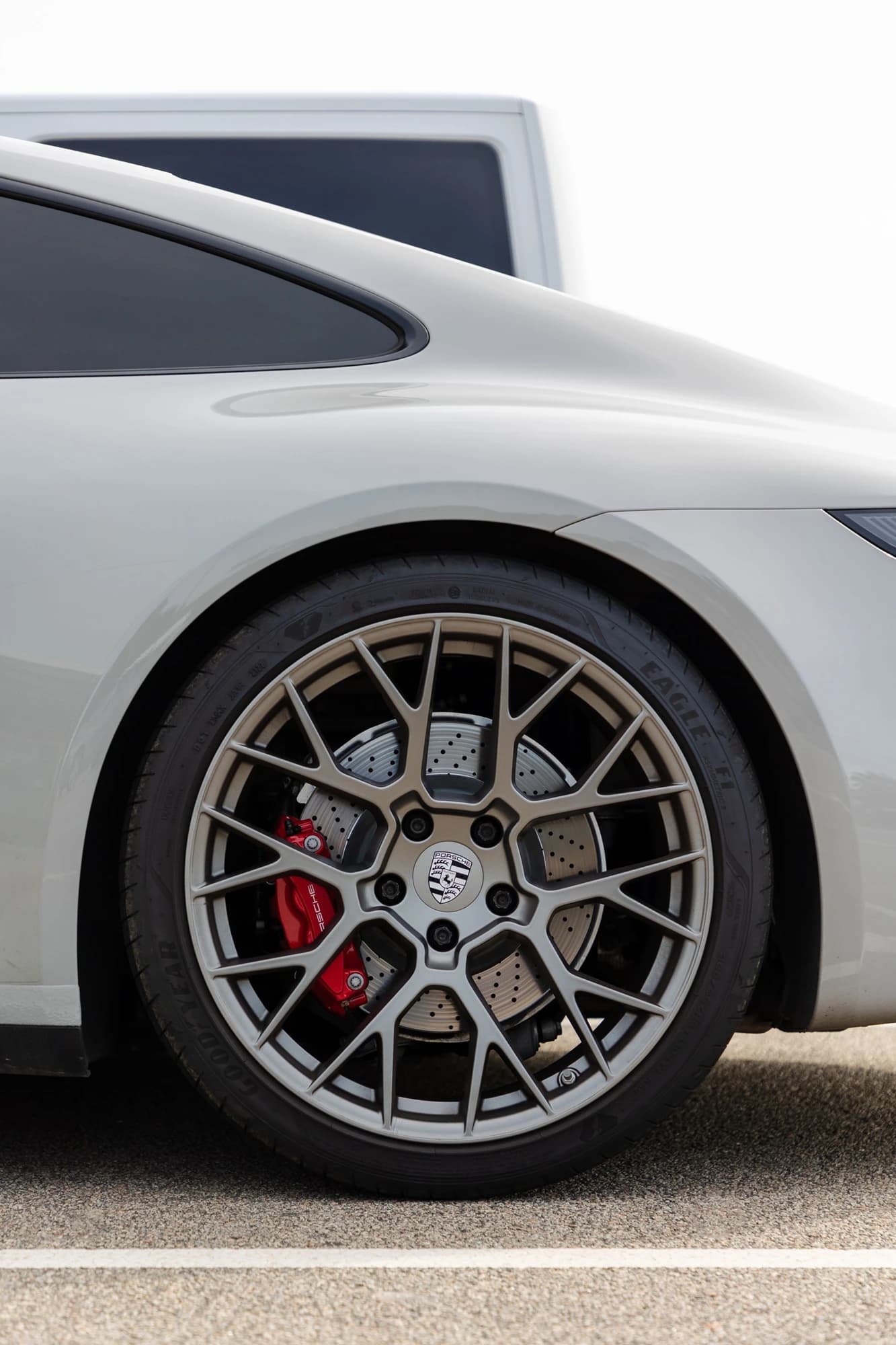 Shooting photo d'une Porsche 911 Carrera S sur les routes sinueuses de Corse, esthétique et performance.