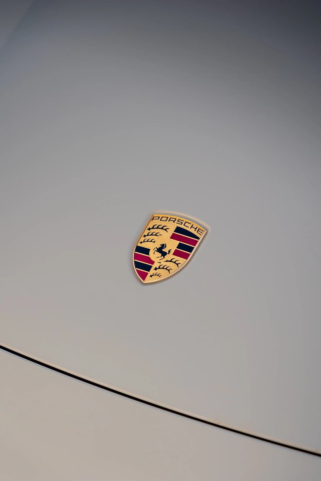 Focus sur le design avant de la Porsche Taycan, photographie corporate automobile réalisée à Ajaccio.
