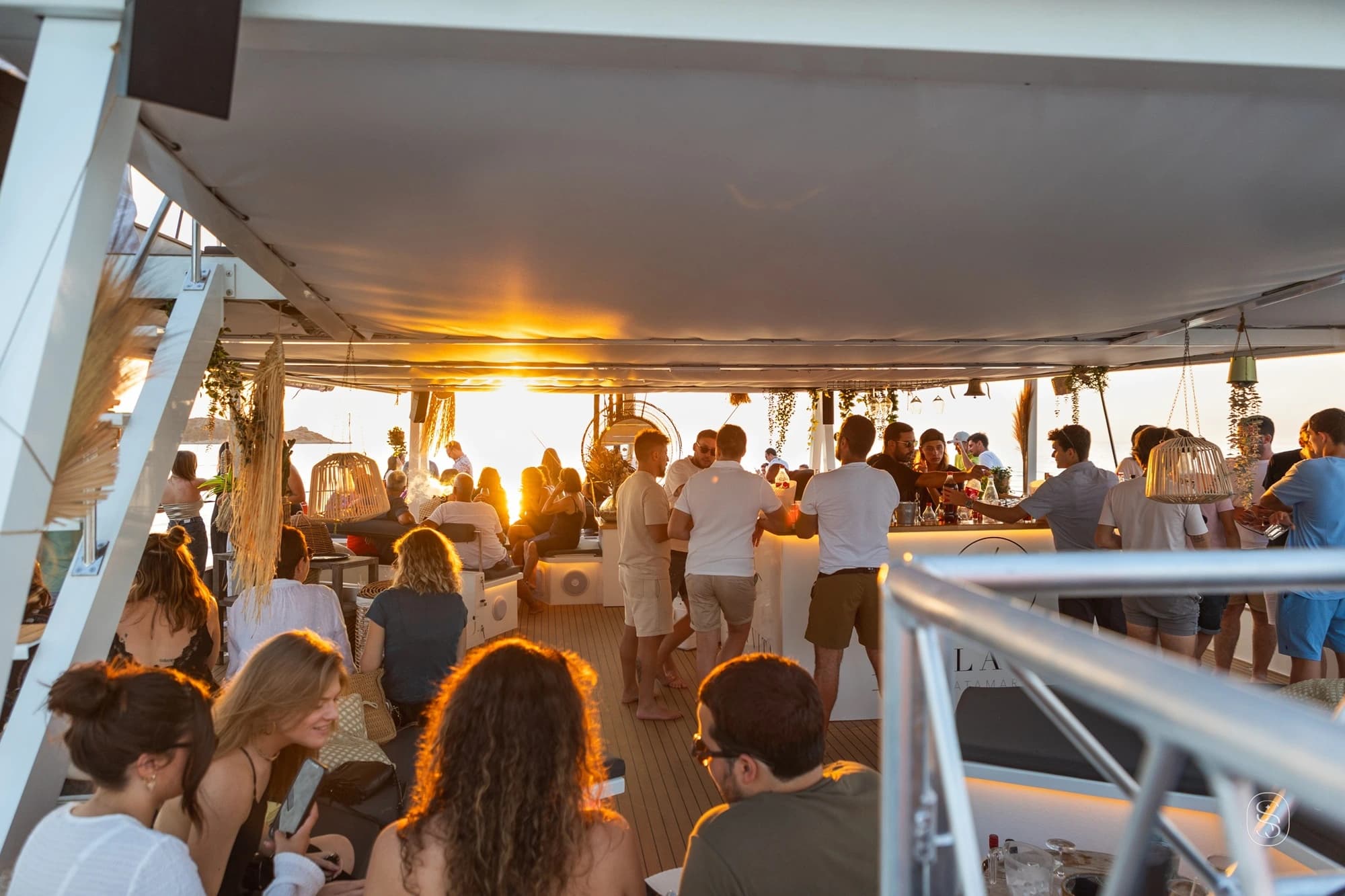 Capture de moments de joie lors d'une fête en mer en Corse, reportage événementiel dynamique.