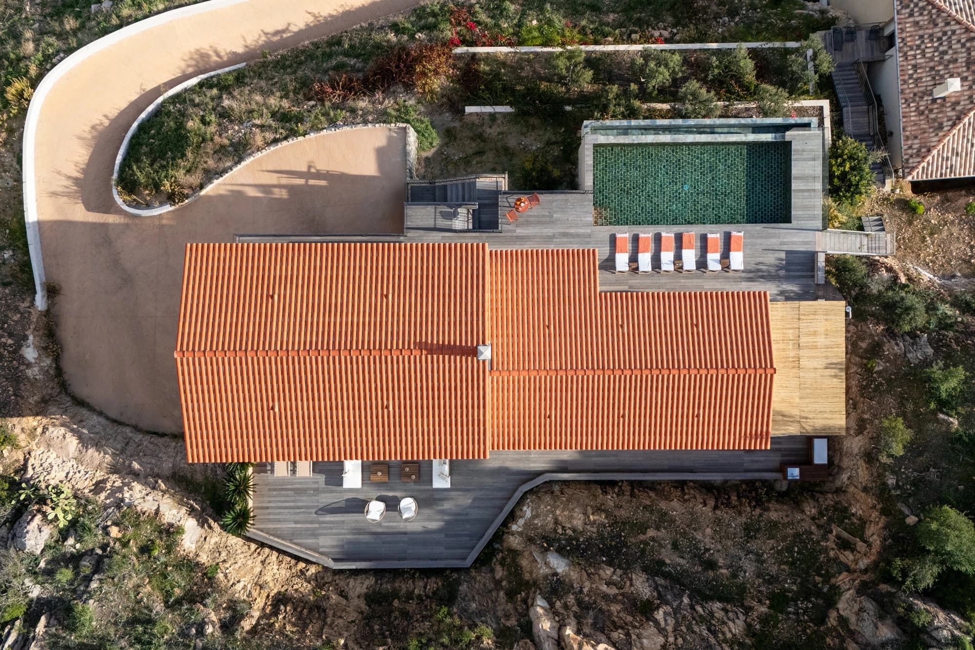 Mise en avant des lignes architecturales d'une maison moderne en Corse, photographie immobilière professionnelle.
