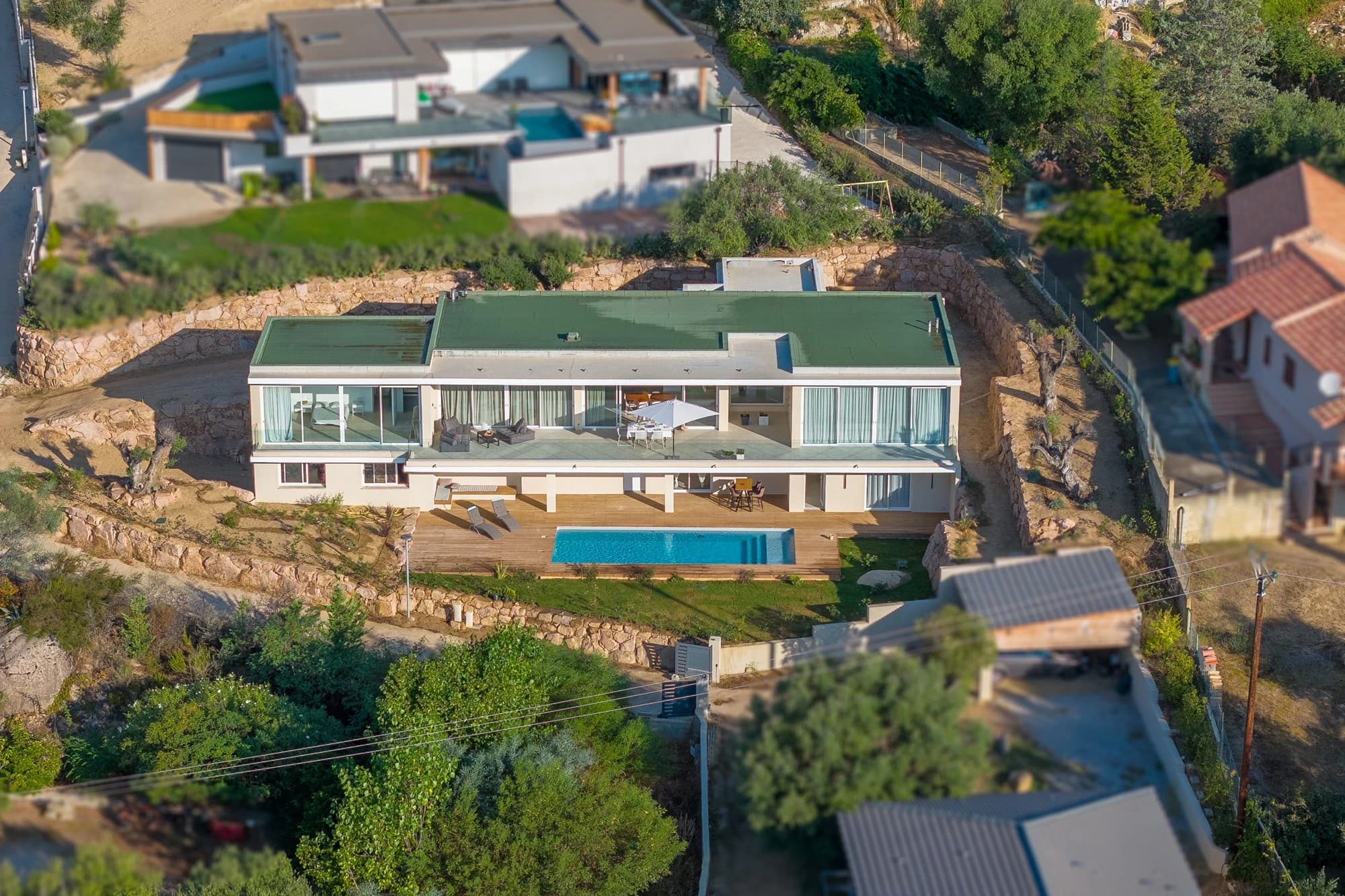 Vue aérienne d'une piscine à débordement avec panorama mer, valorisation immobilière par drone en Corse.