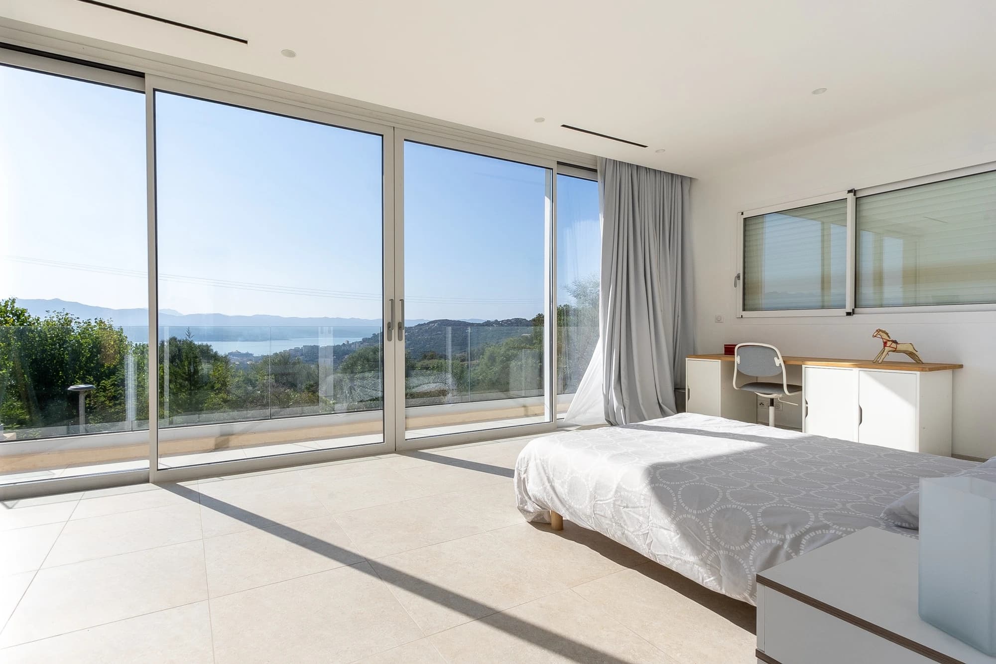 Photographie de nuit d'une villa éclairée en Corse, ambiance luxueuse et chaleureuse.