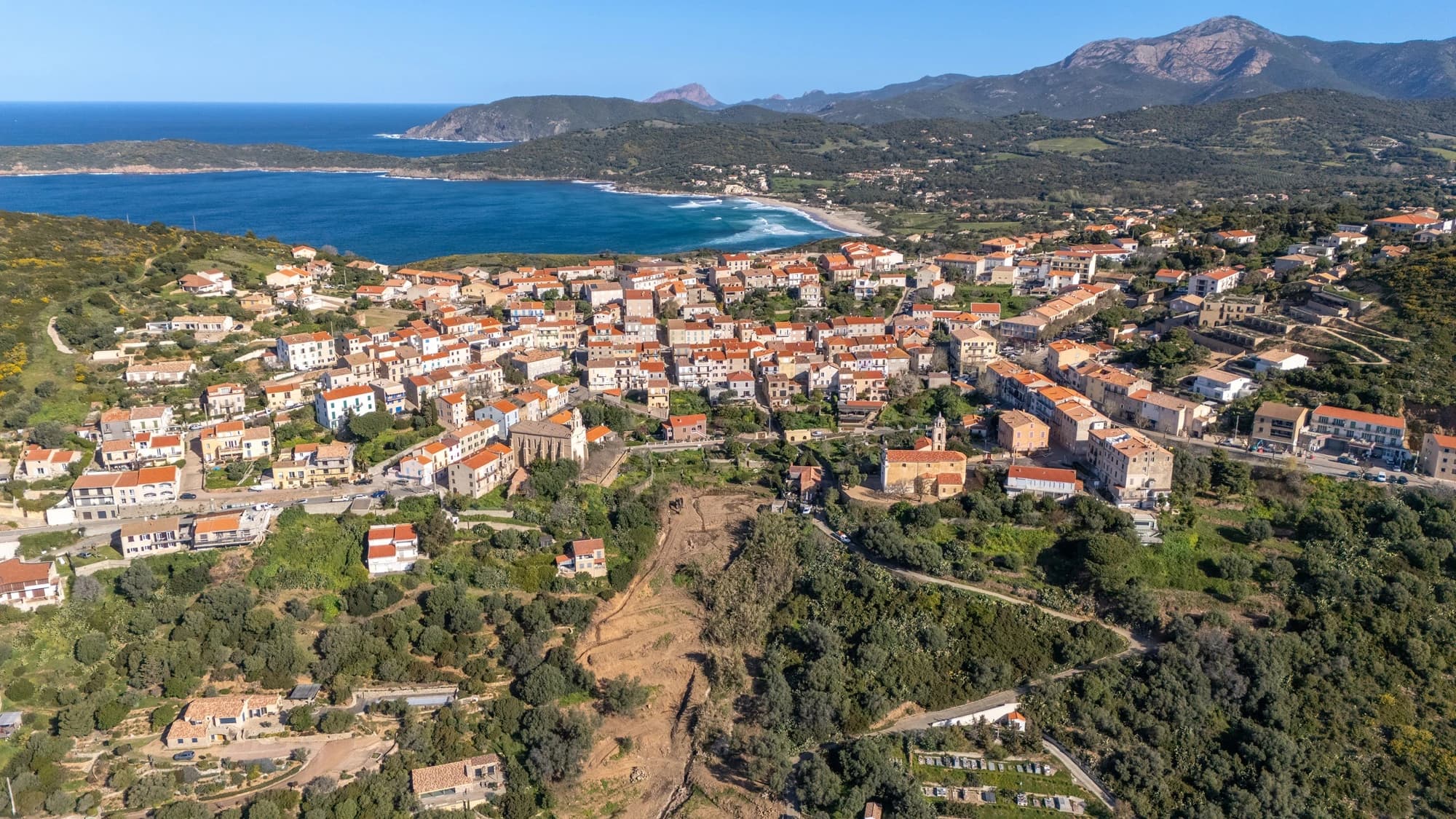 Vue par drone du port de Cargèse et de ses églises célèbres, photographie aérienne historique en Corse.
