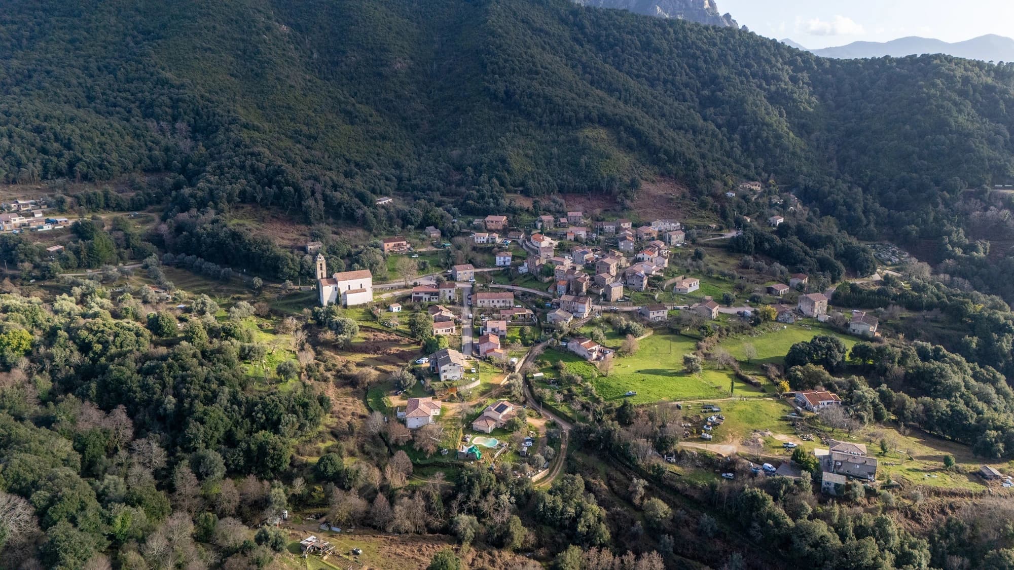Paysage de montagne corse à Murzo, photographie aérienne révélant le relief sauvage de l'île.