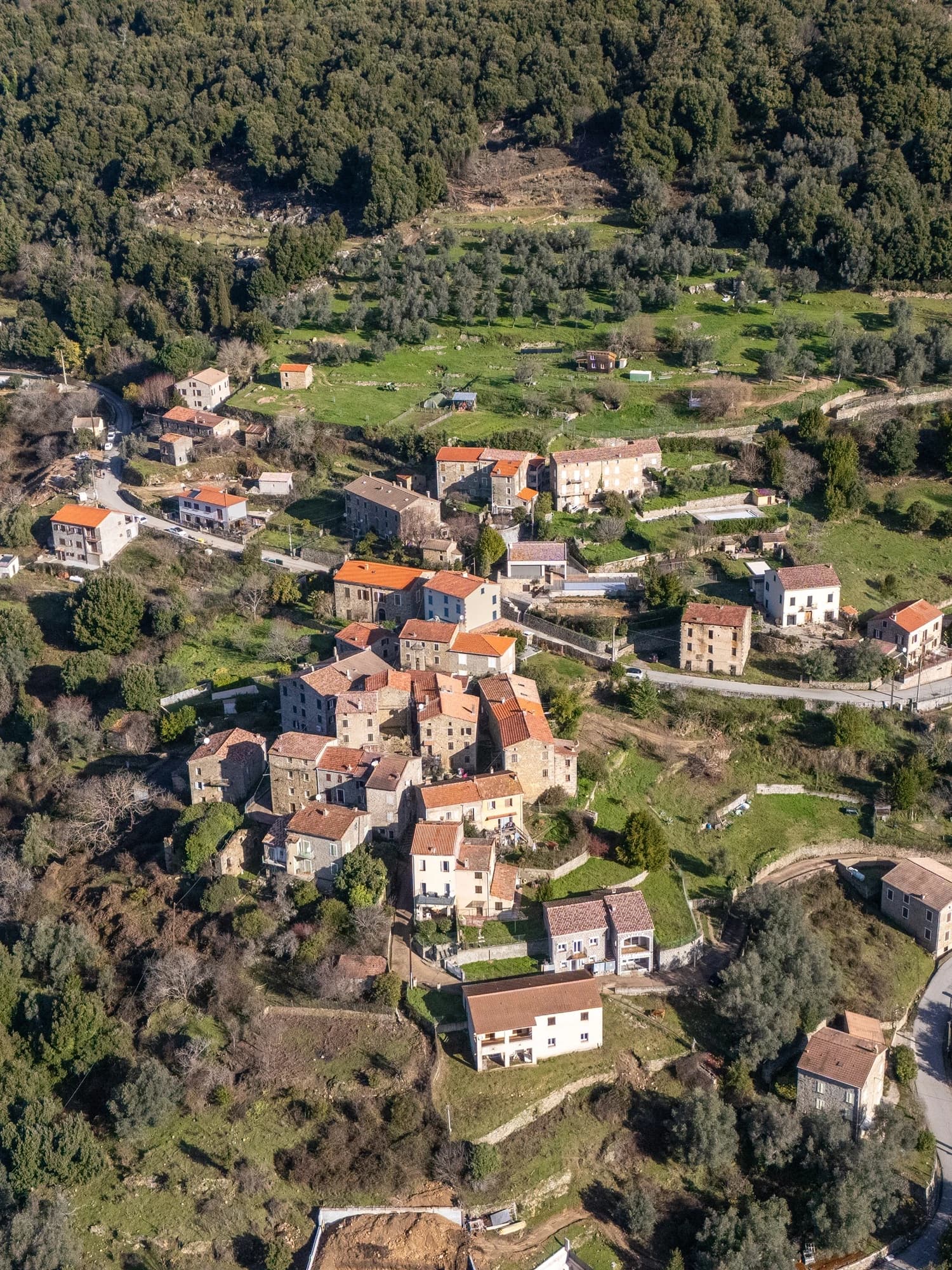 Village typique corse de Poggiolo vu du ciel, photographie par drone valorisant le patrimoine local.