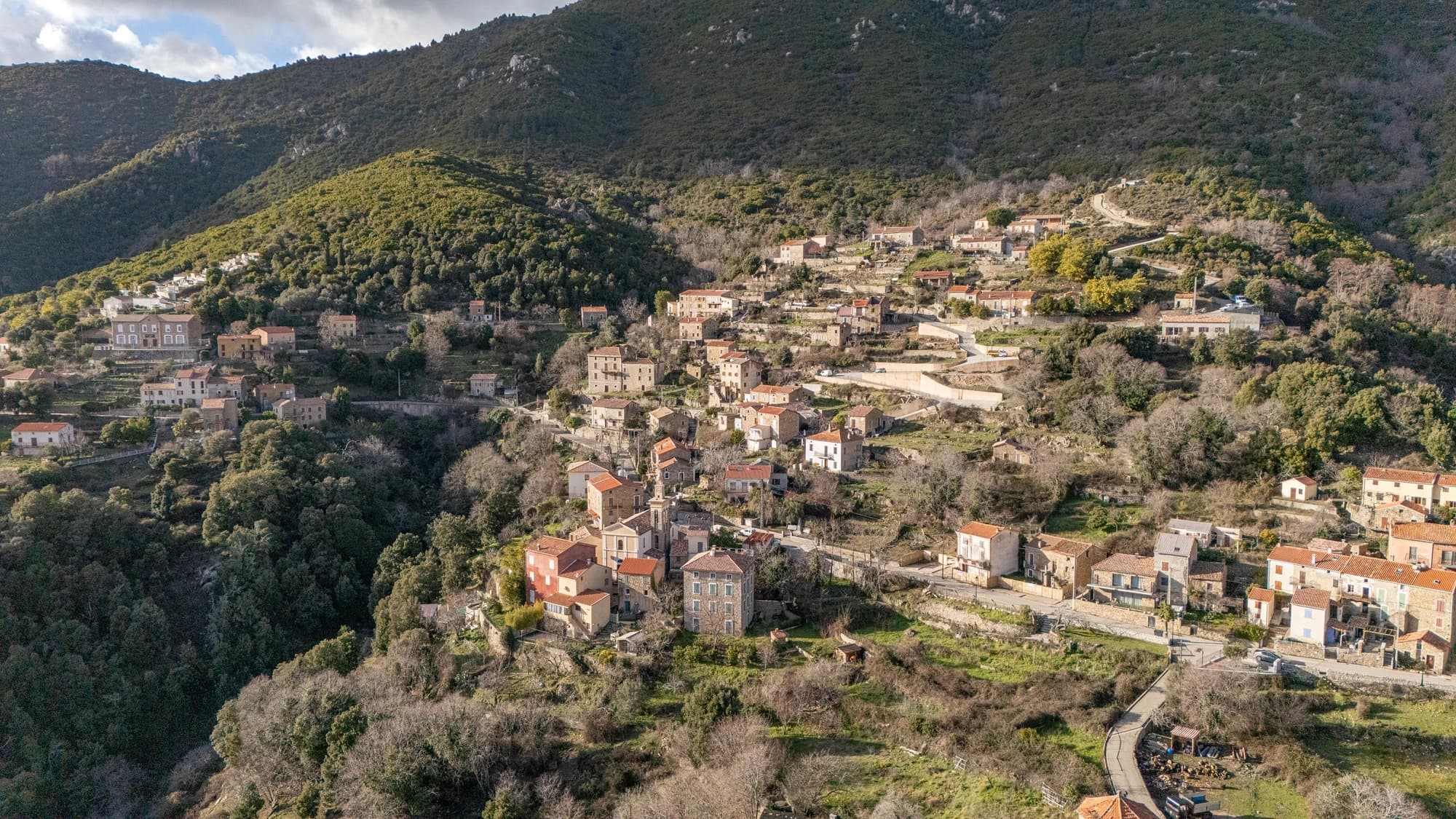 Vue plongeante sur le village de Salice, reportage photographique aérien au cœur de la Corse.