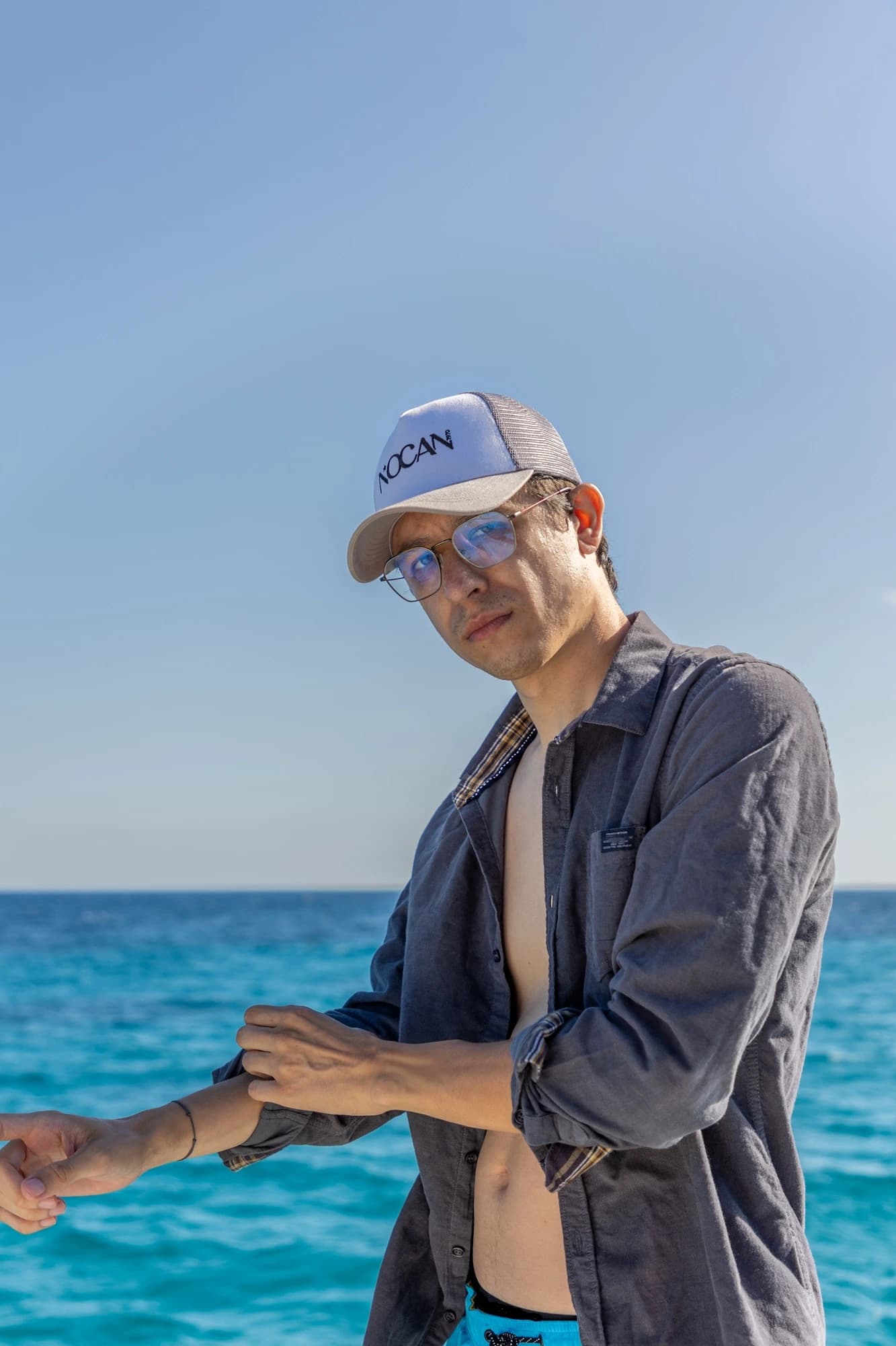 Reportage photo corporate pour une marque corse, esthétique naturelle et lumière travaillée.