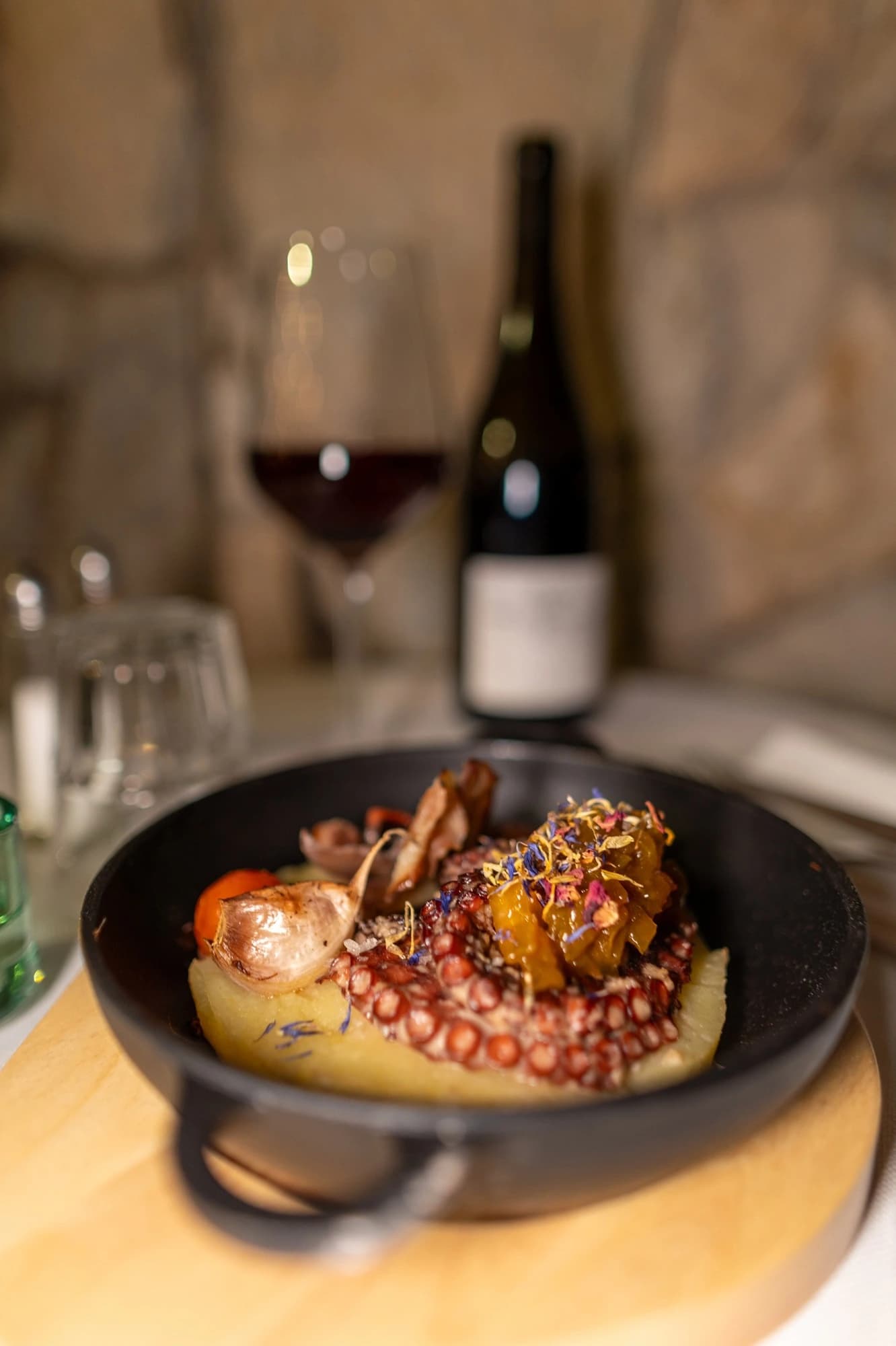 Photographie culinaire professionnelle en Corse, mise en avant du dressage et des textures d'un plat de chef.