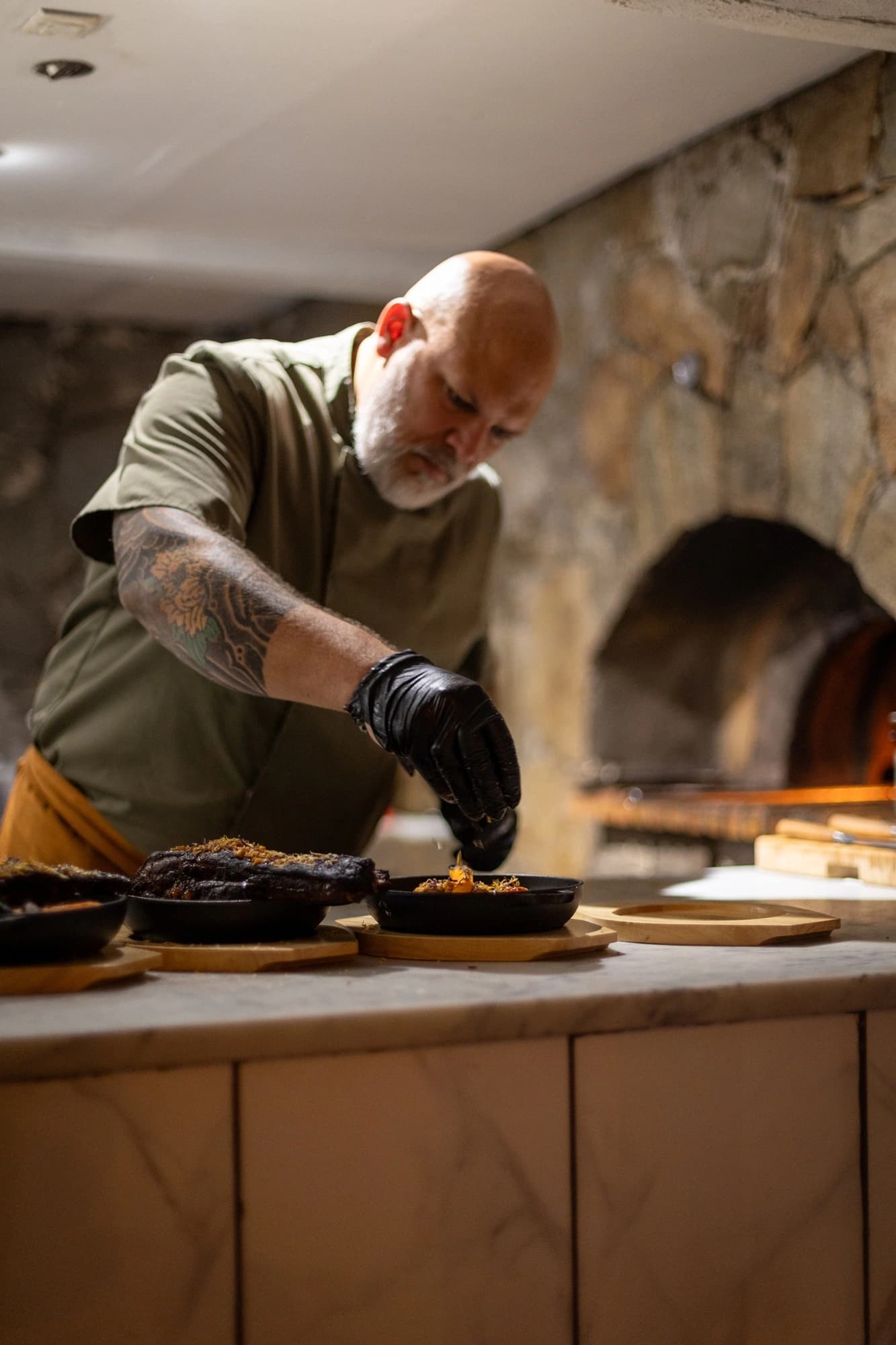 Reportage photo en cuisine, capture du geste technique du chef dans un restaurant gastronomique corse.