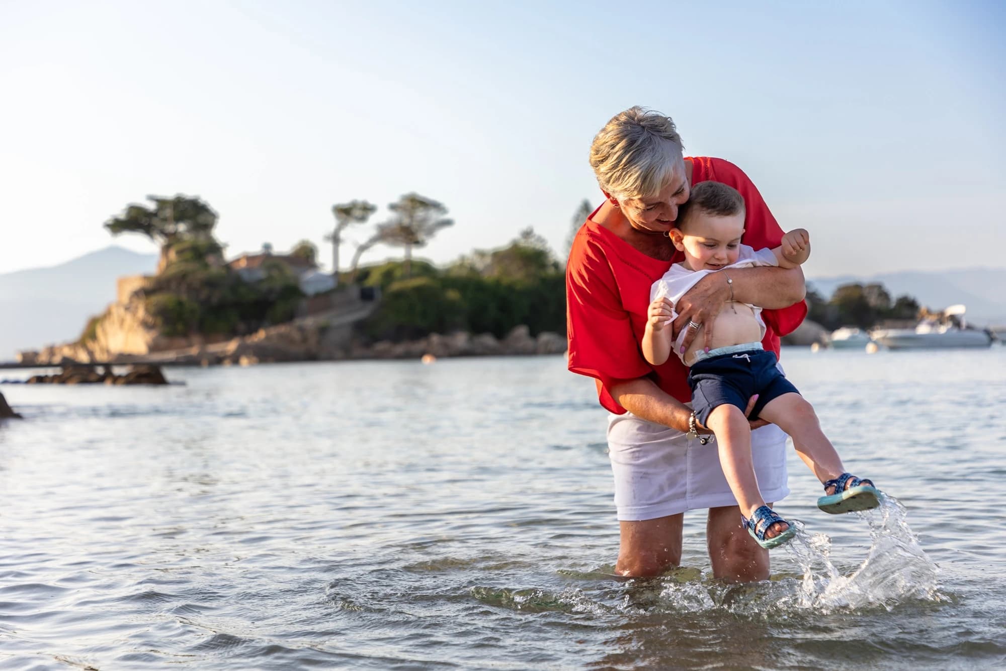 Séance photo famille lifestyle à Ajaccio, capture des rires et de la spontanéité des enfants.