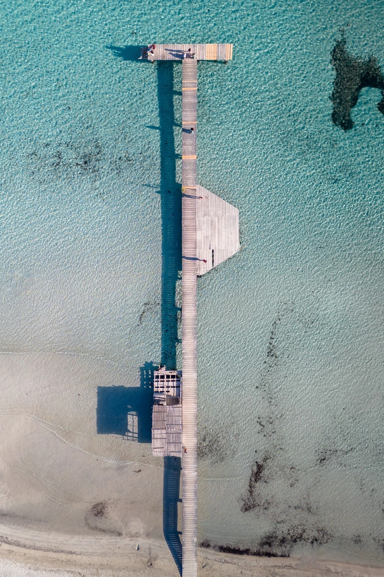Photographie de la plage de Santa Giulia à Porto-Vecchio, rendu turquoise de l'eau et sable blanc.